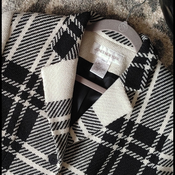 Jones New York Jackets & Blazers - Jones New York Women's Wool Plaid Coat Size 8